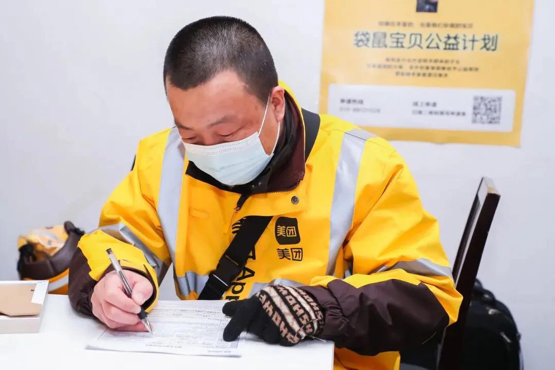 关于骑手带患儿送外卖传闻的辟谣与探讨