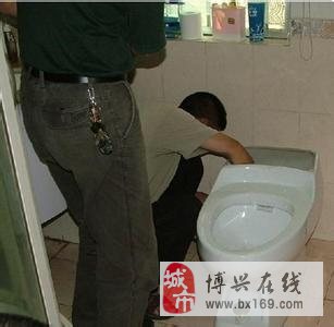 女子厕所点汽油轻生引发邻居马桶崩开事件，背后的警醒与反思