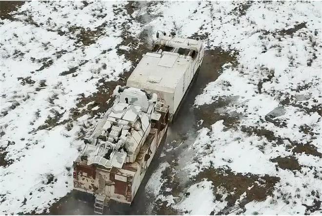 俄空军摧毁乌克兰武器集中地，自信与成就感的彰显