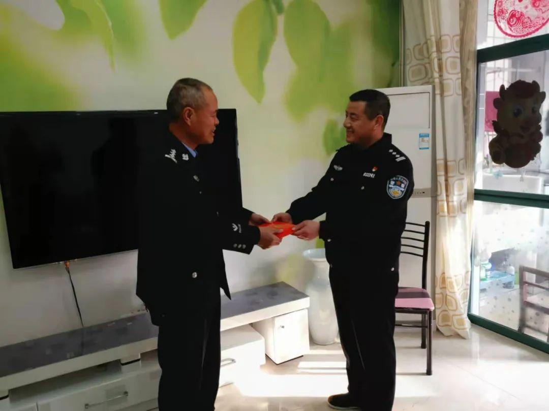 85岁烈士母亲用饺子传递深情励志故事，思念儿子，心系民警的温情瞬间
