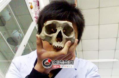澳门王中王100%的资料三中三_医学生晒与大体老师头骨合影引质疑,精细化策略解析_户外版78.56.65