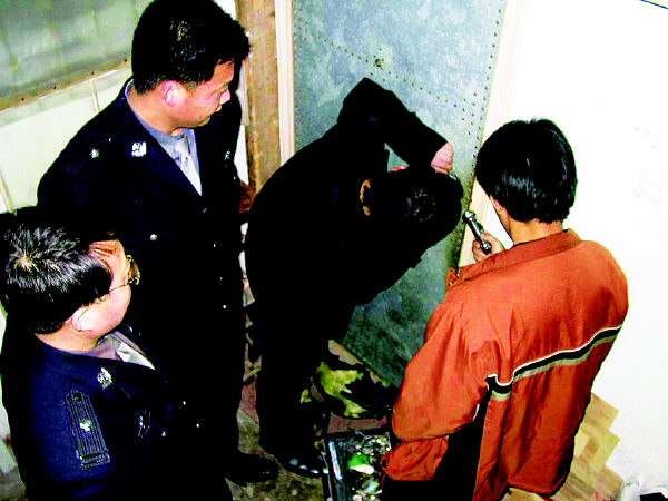 撬锁入室挖宝引发众怒，冲动行为招致行拘教训