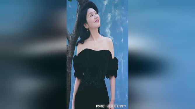闫妮差点摔了