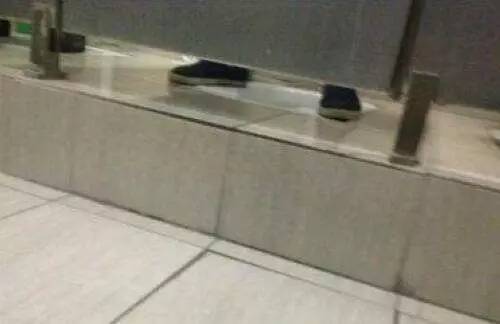 高校女厕坑位旁发现摄像头