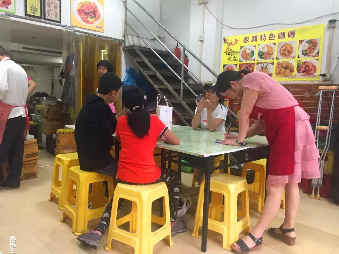 教材内惊现付费二维码？出版社回应及小巷特色小店探秘揭秘