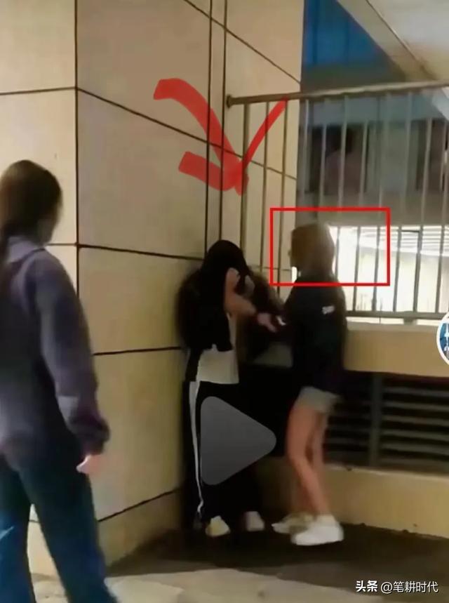 官方通报，学生校外遭蒙头殴打事件曝光