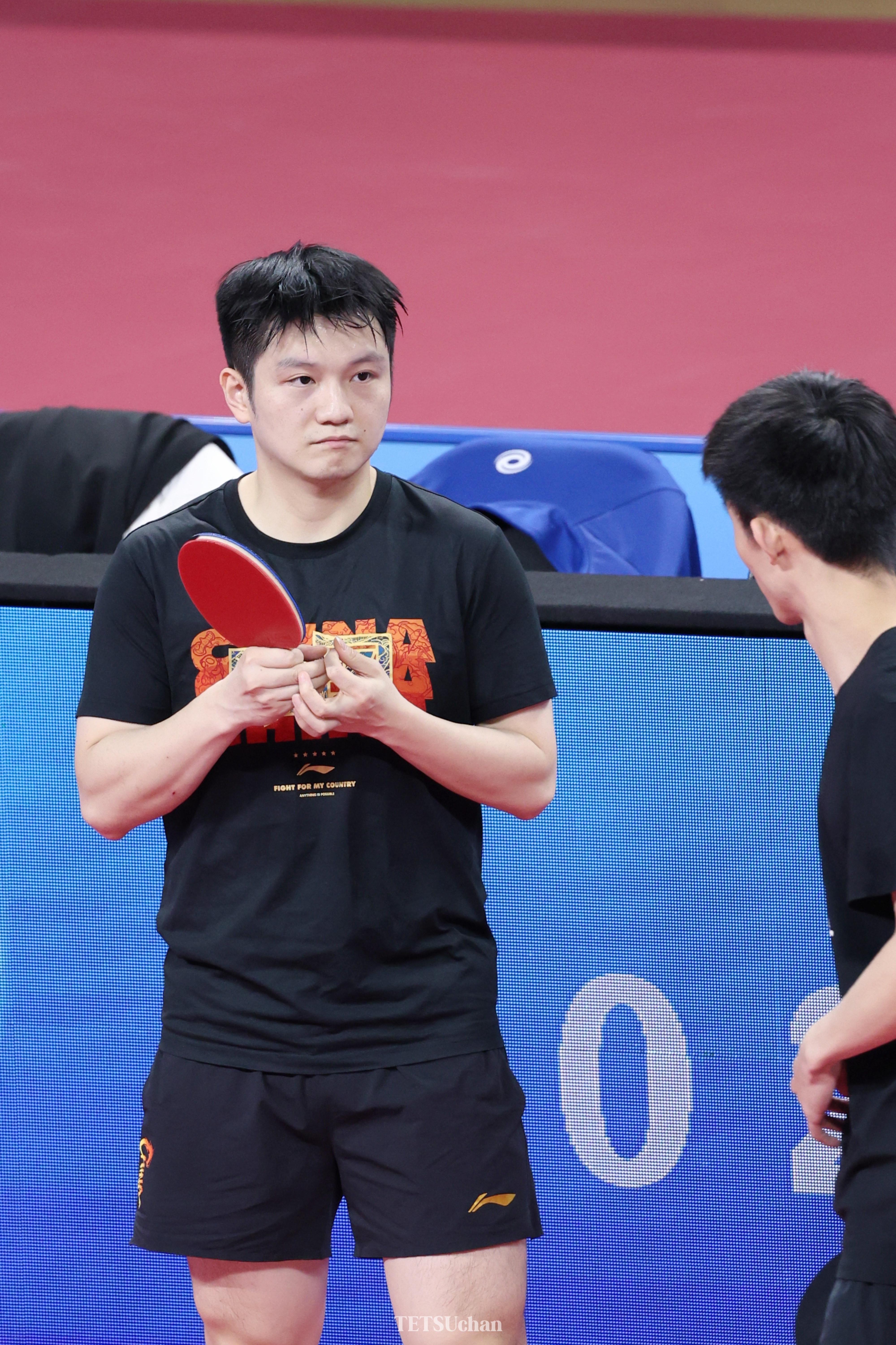 樊振东抵达鄂尔多斯备战全国乒乓球锦标赛，再创辉煌之路启程