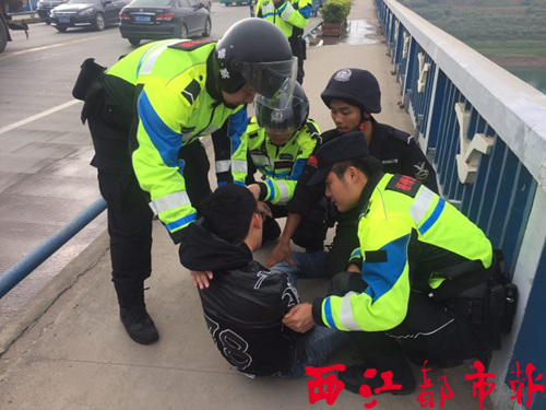 民警英勇合力救下跳桥男子