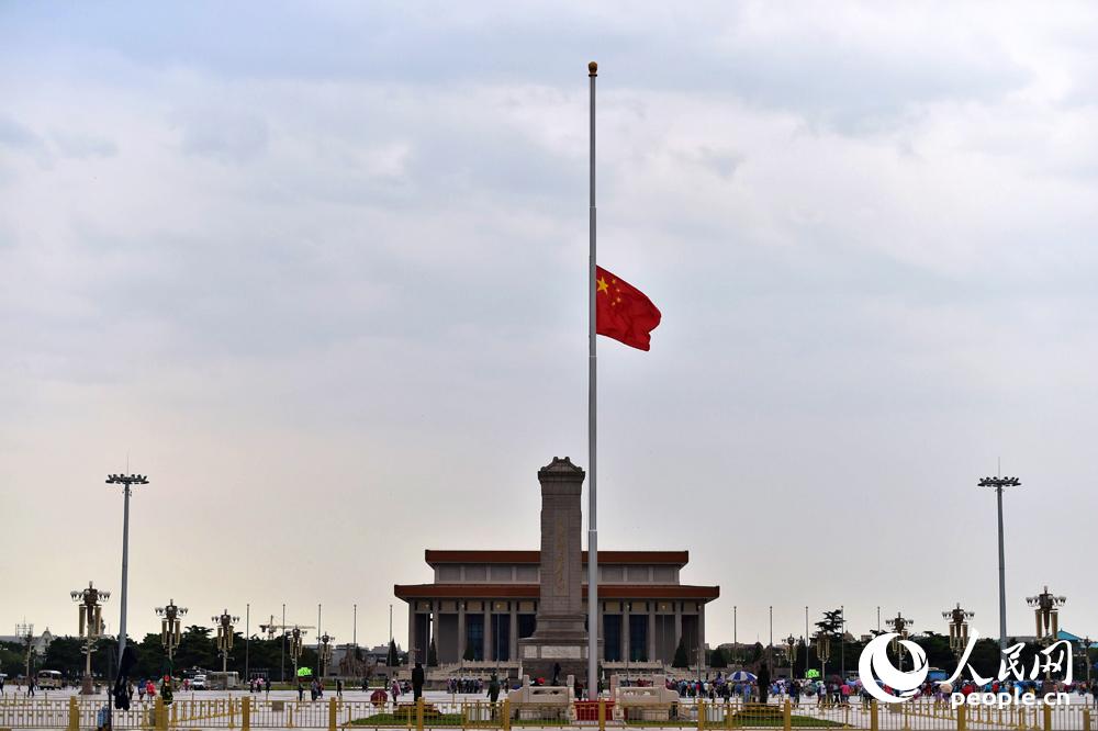 天安门下半旗缅怀吴邦国同志逝世，深切哀悼与致敬