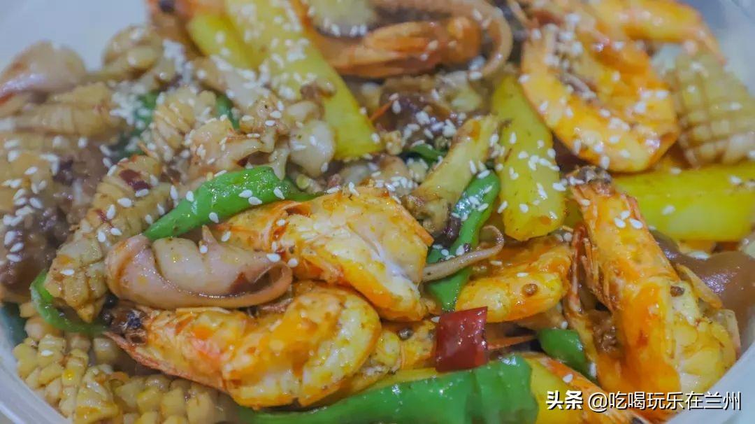 副总裁车上吃火锅引发争议，自信与成就感的微妙变化引全网热议