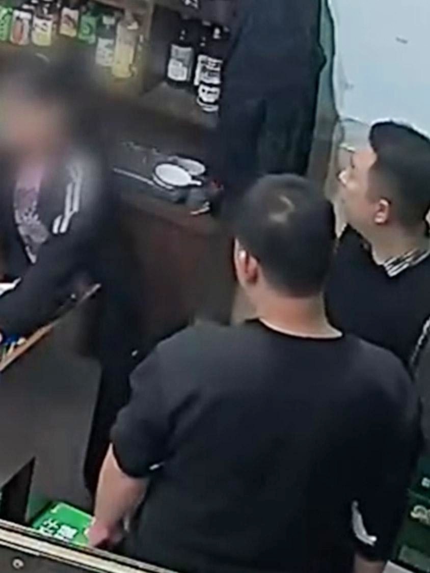官方通报干部在饭店院内小便挑衅事件，小巷特色饭店背后的独特风情与挑战行为揭秘