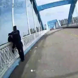 民警合力救下跳桥男子，救援步骤与指南