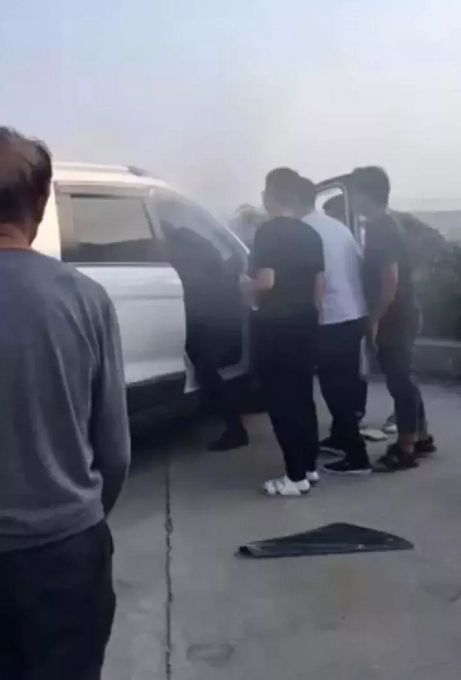 小巷英雄与独特风味小店，灭火救人的热心大哥全网寻找记
