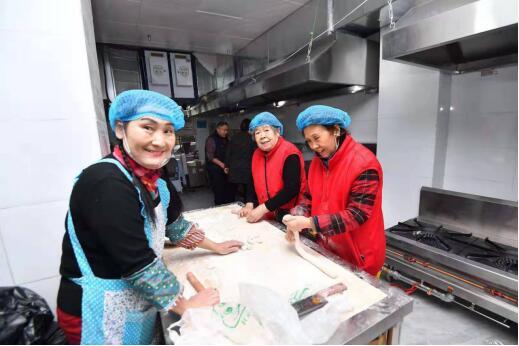 揭秘小巷美食宝藏，男生食堂遭遇无视与驱赶背后的故事