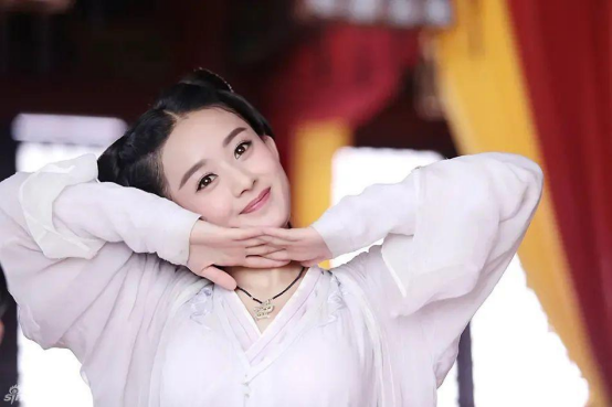 赵丽颖与李沁的温馨拥抱与小巷深处的特色小店探秘