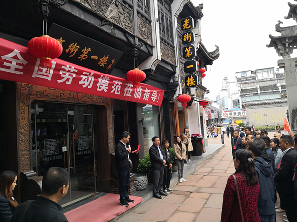 绩溪劳模集团荣耀上市，见证荣耀时刻的里程碑