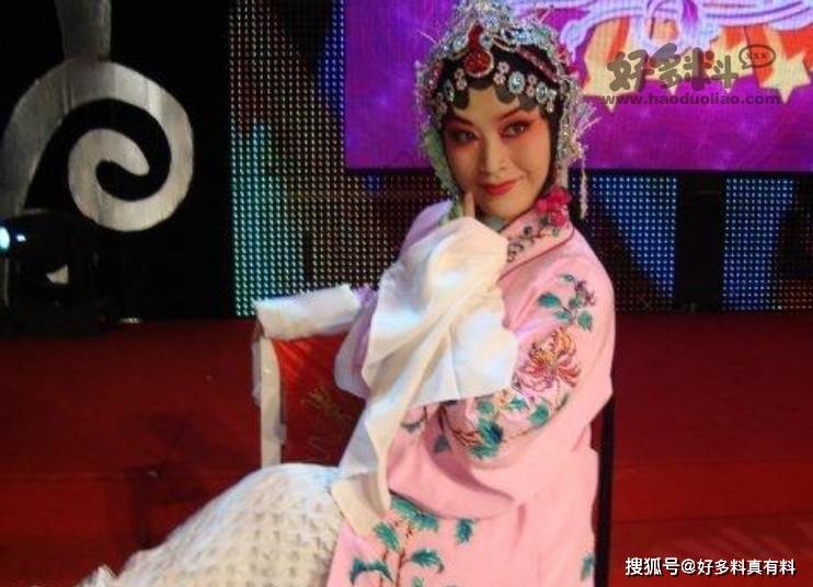 女小品演员，闪耀舞台的艺术之星