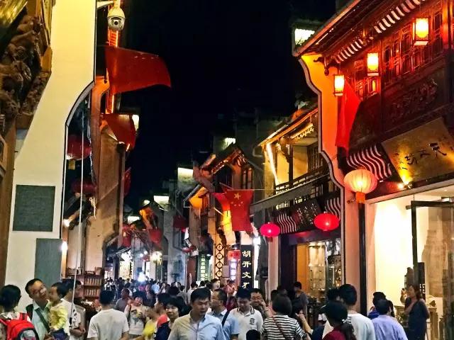 荒野行动最新版下载，探索小巷中的独特游戏乐园