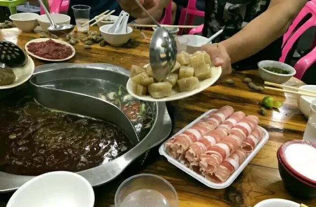 最新落马官员背后的故事与小巷中的美食秘境探索