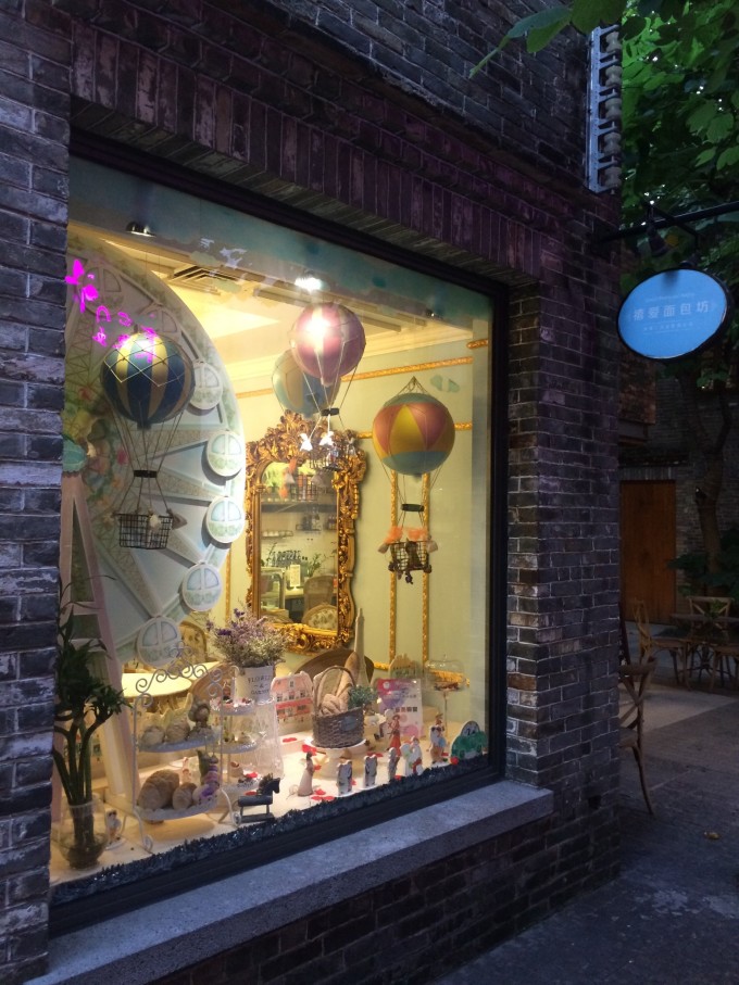 哈佛最新报价探索独特小店，小巷中的隐藏宝藏